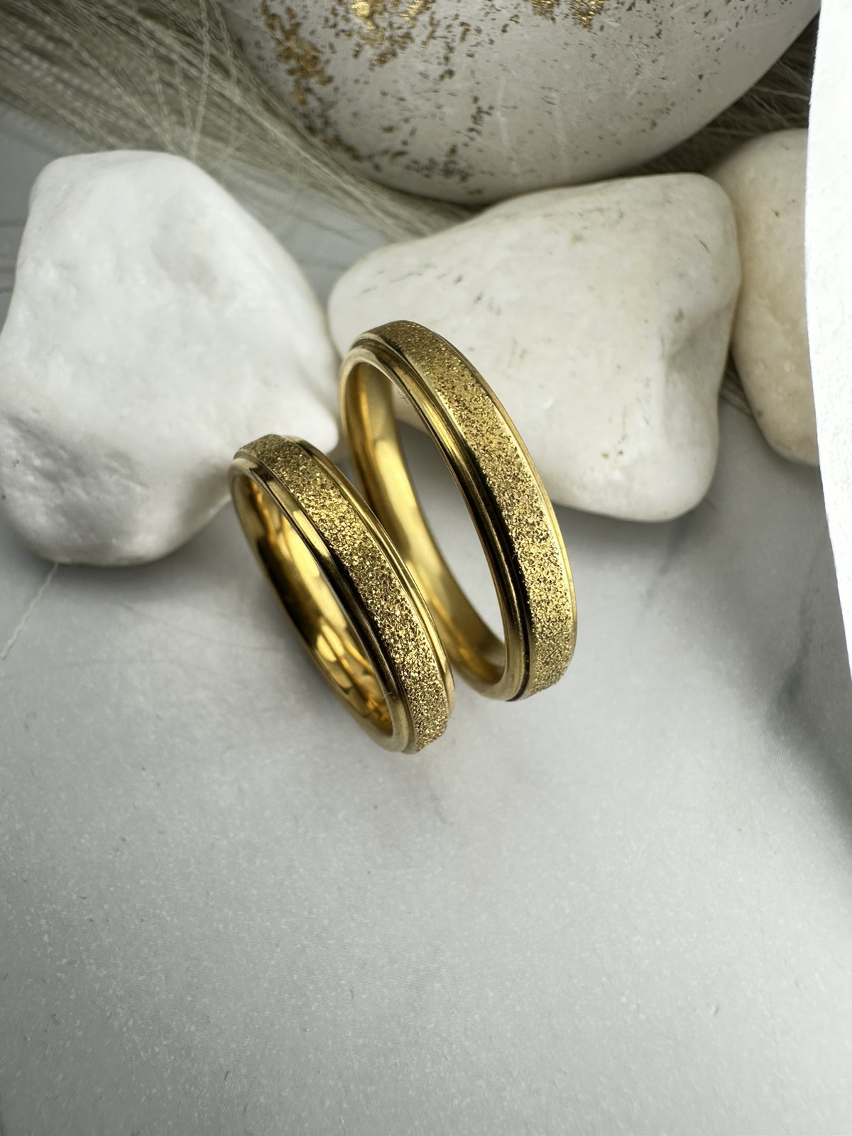 Χρυσές Βέρες από Ατσάλι με Ματ Υφή και Λουστρέ Τελείωμα – Ανθεκτικές & Υποαλλεργικές για Γάμο ή Αρραβώνα(ΚΩΔ:0107) Χρυσές Βέρες από Ατσάλι με Ματ Υφή και Λουστρέ Τελείωμα – Ανθεκτικές & Υποαλλεργικές για Γάμο ή Αρραβώνα(ΚΩΔ:0107)