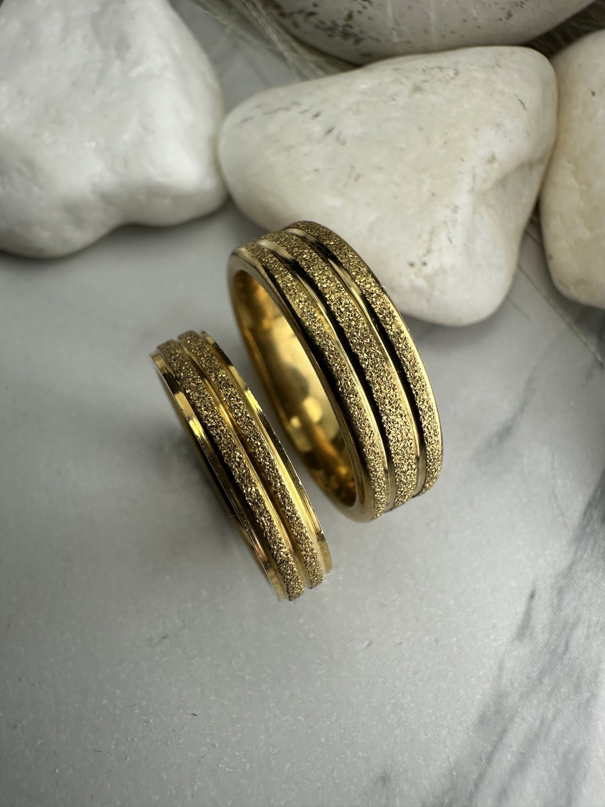 Χρυσές Βέρες Γάμου από Ανοξείδωτο Ατσάλι με Ματ Υφή & Γραμμικό Σχέδιο – Υποαλλεργικές & Ανθεκτικές(ΚΩΔ:0110) Χρυσές Βέρες Γάμου από Ανοξείδωτο Ατσάλι με Ματ Υφή & Γραμμικό Σχέδιο – Υποαλλεργικές & Ανθεκτικές(ΚΩΔ:0110)