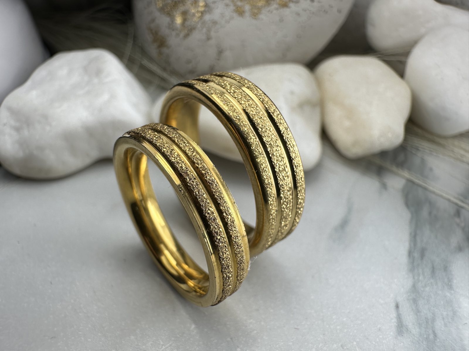 Χρυσές Βέρες Γάμου από Ανοξείδωτο Ατσάλι με Ματ Υφή & Γραμμικό Σχέδιο – Υποαλλεργικές & Ανθεκτικές(ΚΩΔ:0110) Χρυσές Βέρες Γάμου από Ανοξείδωτο Ατσάλι με Ματ Υφή & Γραμμικό Σχέδιο – Υποαλλεργικές & Ανθεκτικές(ΚΩΔ:0110)