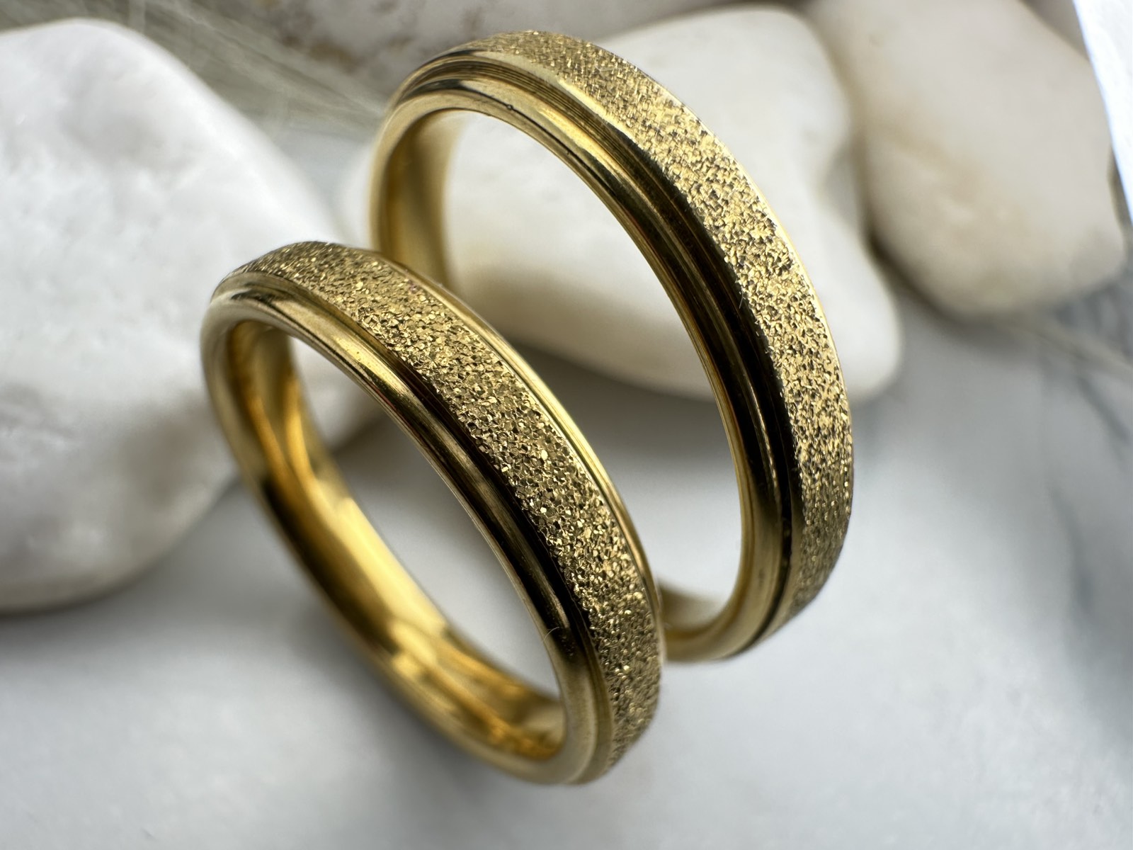 Χρυσές Βέρες από Ατσάλι με Ματ Υφή και Λουστρέ Τελείωμα – Ανθεκτικές & Υποαλλεργικές για Γάμο ή Αρραβώνα(ΚΩΔ:0107) Χρυσές Βέρες από Ατσάλι με Ματ Υφή και Λουστρέ Τελείωμα – Ανθεκτικές & Υποαλλεργικές για Γάμο ή Αρραβώνα(ΚΩΔ:0107)