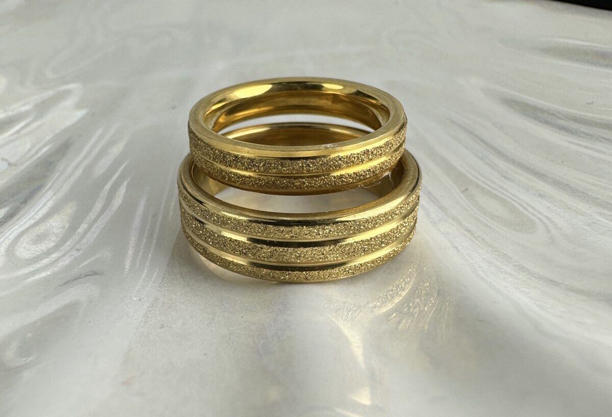 Χρυσές Βέρες Γάμου από Ανοξείδωτο Ατσάλι με Ματ Υφή & Γραμμικό Σχέδιο – Υποαλλεργικές & Ανθεκτικές(ΚΩΔ:0110) Χρυσές Βέρες Γάμου από Ανοξείδωτο Ατσάλι με Ματ Υφή & Γραμμικό Σχέδιο – Υποαλλεργικές & Ανθεκτικές(ΚΩΔ:0110)