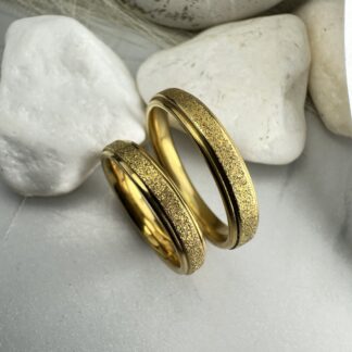 Χρυσές Βέρες από Ατσάλι με Ματ Υφή και Λουστρέ Τελείωμα – Ανθεκτικές & Υποαλλεργικές για Γάμο ή Αρραβώνα(ΚΩΔ:0107) Χρυσές Βέρες από Ατσάλι με Ματ Υφή και Λουστρέ Τελείωμα – Ανθεκτικές & Υποαλλεργικές για Γάμο ή Αρραβώνα(ΚΩΔ:0107)