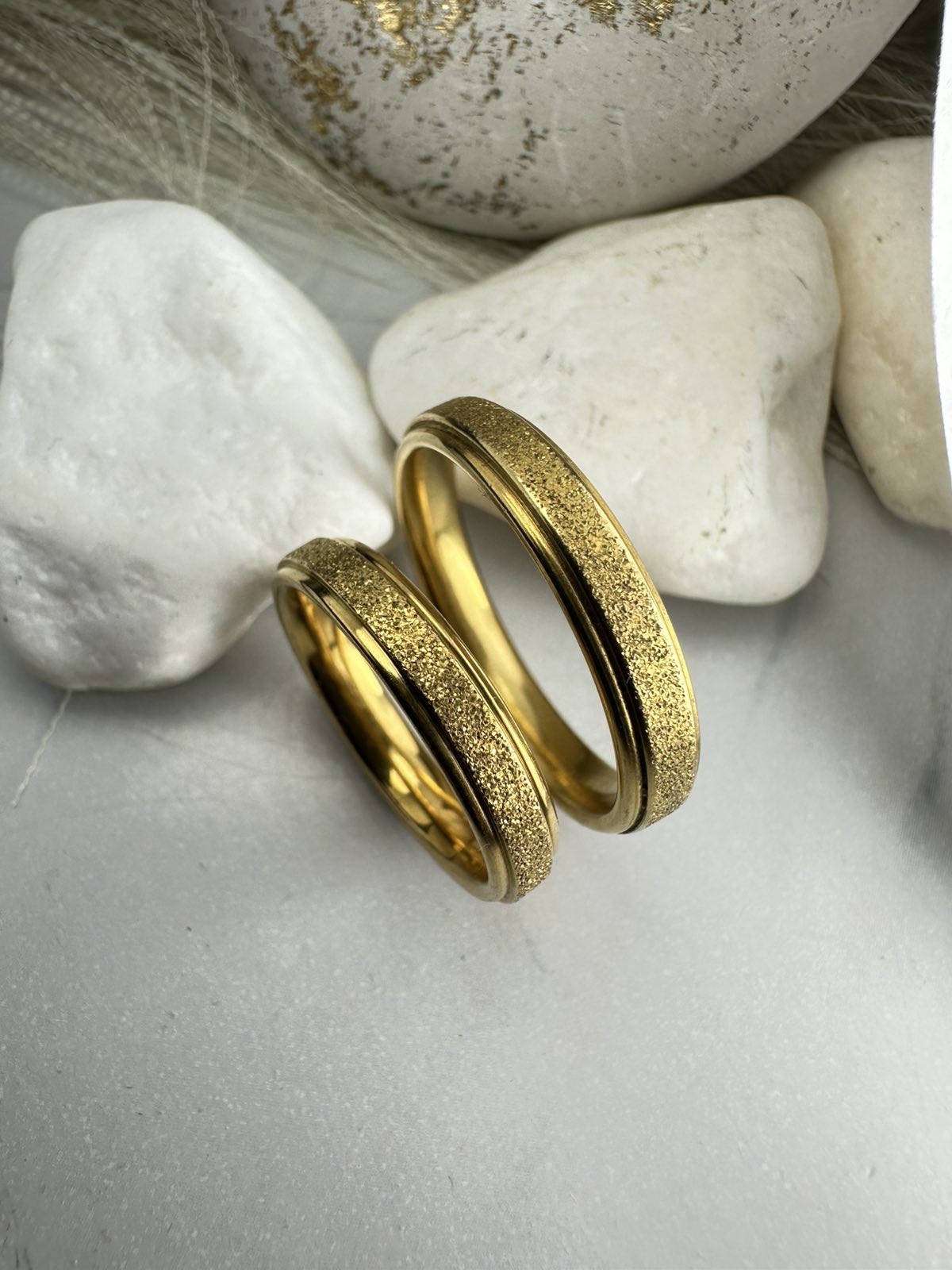 Χρυσές Βέρες από Ατσάλι με Ματ Υφή και Λουστρέ Τελείωμα – Ανθεκτικές & Υποαλλεργικές για Γάμο ή Αρραβώνα(ΚΩΔ:0107) Χρυσές Βέρες από Ατσάλι με Ματ Υφή και Λουστρέ Τελείωμα – Ανθεκτικές & Υποαλλεργικές για Γάμο ή Αρραβώνα(ΚΩΔ:0107)