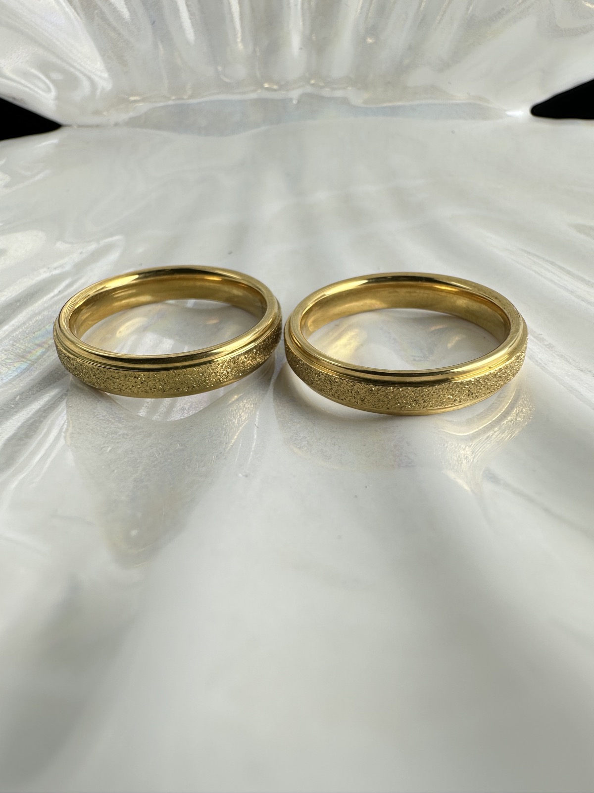 Χρυσές Βέρες από Ατσάλι με Ματ Υφή και Λουστρέ Τελείωμα – Ανθεκτικές & Υποαλλεργικές για Γάμο ή Αρραβώνα(ΚΩΔ:0107) Χρυσές Βέρες από Ατσάλι με Ματ Υφή και Λουστρέ Τελείωμα – Ανθεκτικές & Υποαλλεργικές για Γάμο ή Αρραβώνα(ΚΩΔ:0107)