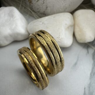 Χρυσές Βέρες Γάμου από Ανοξείδωτο Ατσάλι με Ματ Υφή & Γραμμικό Σχέδιο – Υποαλλεργικές & Ανθεκτικές(ΚΩΔ:0110)