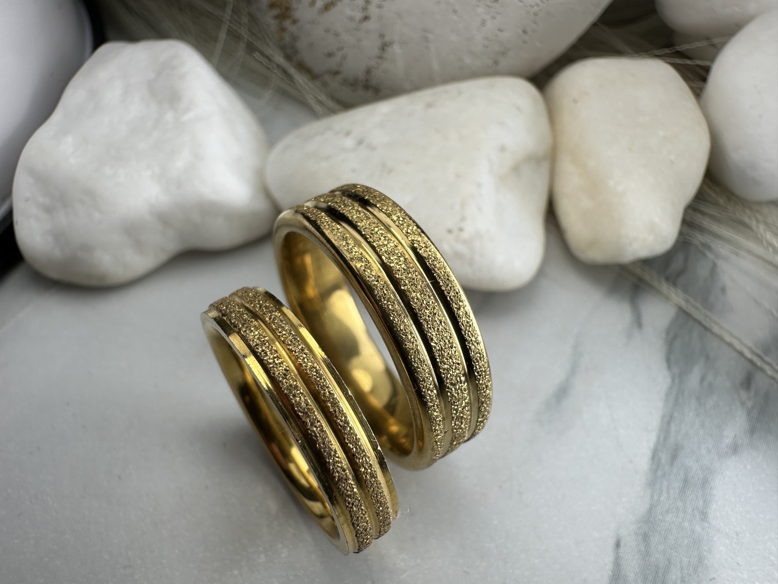 Χρυσές Βέρες Γάμου από Ανοξείδωτο Ατσάλι με Ματ Υφή & Γραμμικό Σχέδιο – Υποαλλεργικές & Ανθεκτικές(ΚΩΔ:0110) Χρυσές Βέρες Γάμου από Ανοξείδωτο Ατσάλι με Ματ Υφή & Γραμμικό Σχέδιο – Υποαλλεργικές & Ανθεκτικές(ΚΩΔ:0110)