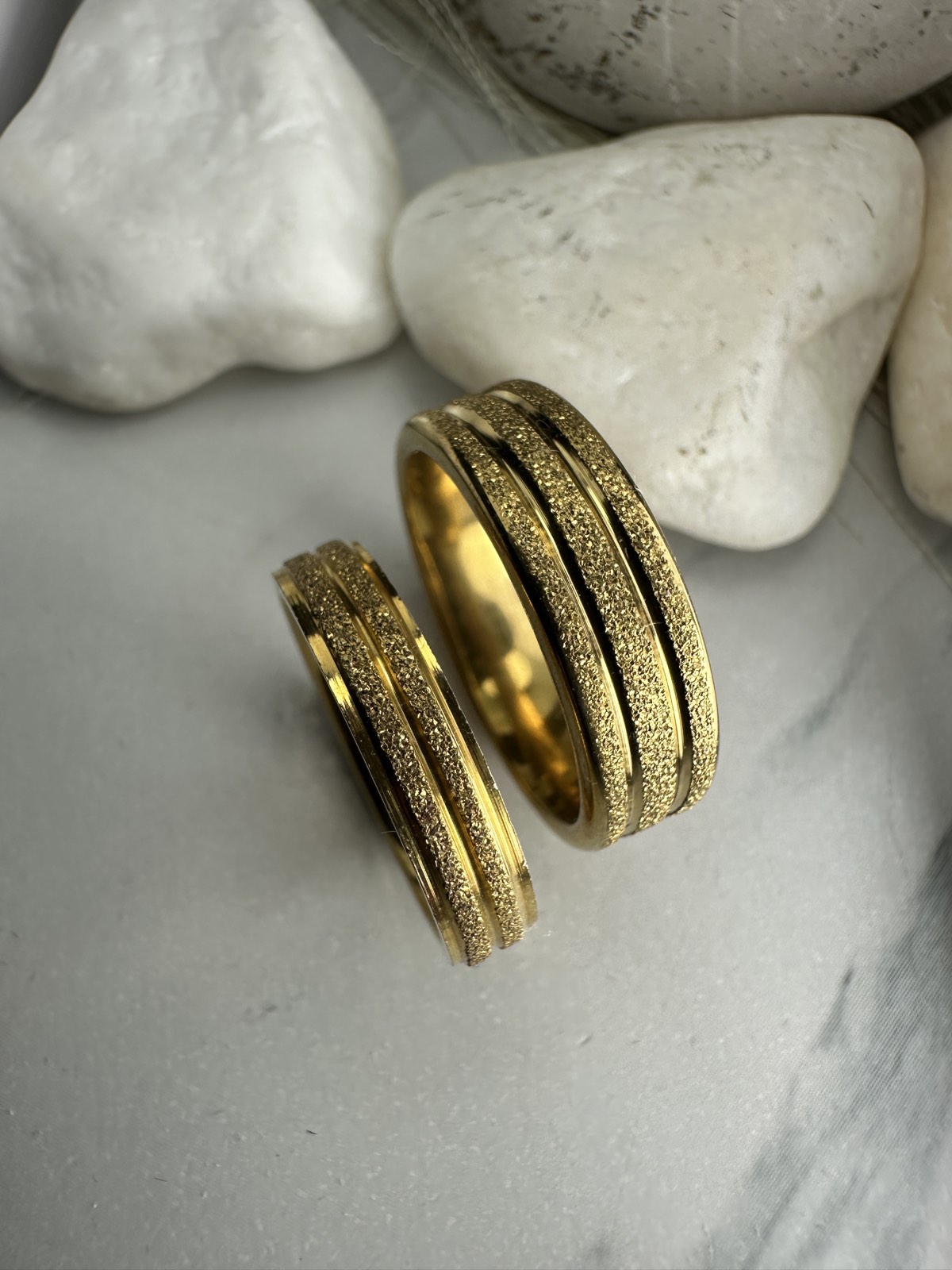 Χρυσές Βέρες Γάμου από Ανοξείδωτο Ατσάλι με Ματ Υφή & Γραμμικό Σχέδιο – Υποαλλεργικές & Ανθεκτικές(ΚΩΔ:0110) Χρυσές Βέρες Γάμου από Ανοξείδωτο Ατσάλι με Ματ Υφή & Γραμμικό Σχέδιο – Υποαλλεργικές & Ανθεκτικές(ΚΩΔ:0110)