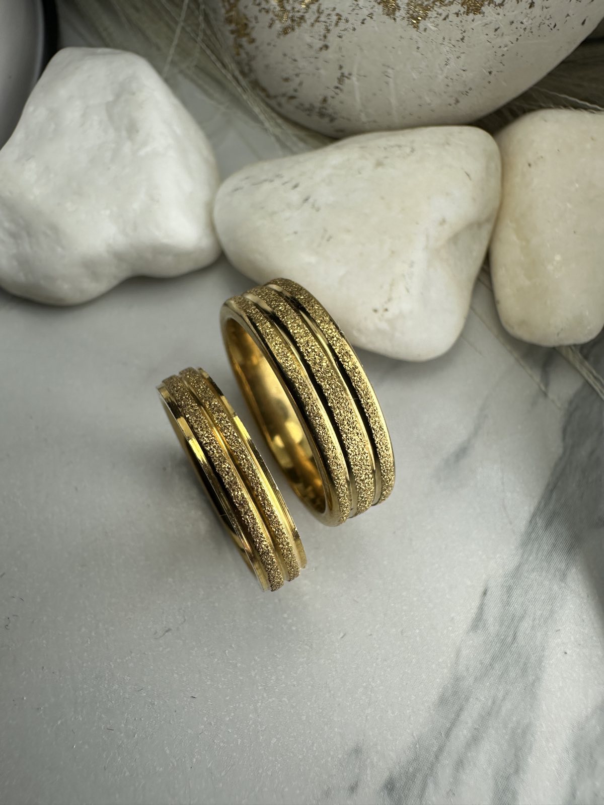 Χρυσές Βέρες Γάμου από Ανοξείδωτο Ατσάλι με Ματ Υφή & Γραμμικό Σχέδιο – Υποαλλεργικές & Ανθεκτικές(ΚΩΔ:0110) Χρυσές Βέρες Γάμου από Ανοξείδωτο Ατσάλι με Ματ Υφή & Γραμμικό Σχέδιο – Υποαλλεργικές & Ανθεκτικές(ΚΩΔ:0110)