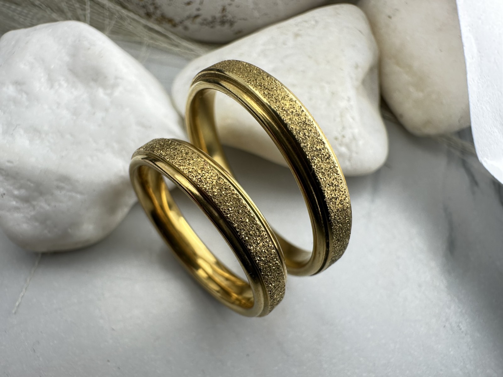 Χρυσές Βέρες από Ατσάλι με Ματ Υφή και Λουστρέ Τελείωμα – Ανθεκτικές & Υποαλλεργικές για Γάμο ή Αρραβώνα(ΚΩΔ:0107) Χρυσές Βέρες από Ατσάλι με Ματ Υφή και Λουστρέ Τελείωμα – Ανθεκτικές & Υποαλλεργικές για Γάμο ή Αρραβώνα(ΚΩΔ:0107)