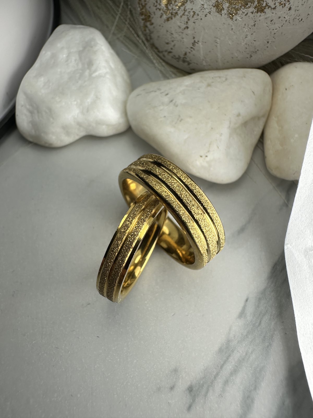 Χρυσές Βέρες Γάμου από Ανοξείδωτο Ατσάλι με Ματ Υφή & Γραμμικό Σχέδιο – Υποαλλεργικές & Ανθεκτικές(ΚΩΔ:0110) Χρυσές Βέρες Γάμου από Ανοξείδωτο Ατσάλι με Ματ Υφή & Γραμμικό Σχέδιο – Υποαλλεργικές & Ανθεκτικές(ΚΩΔ:0110)