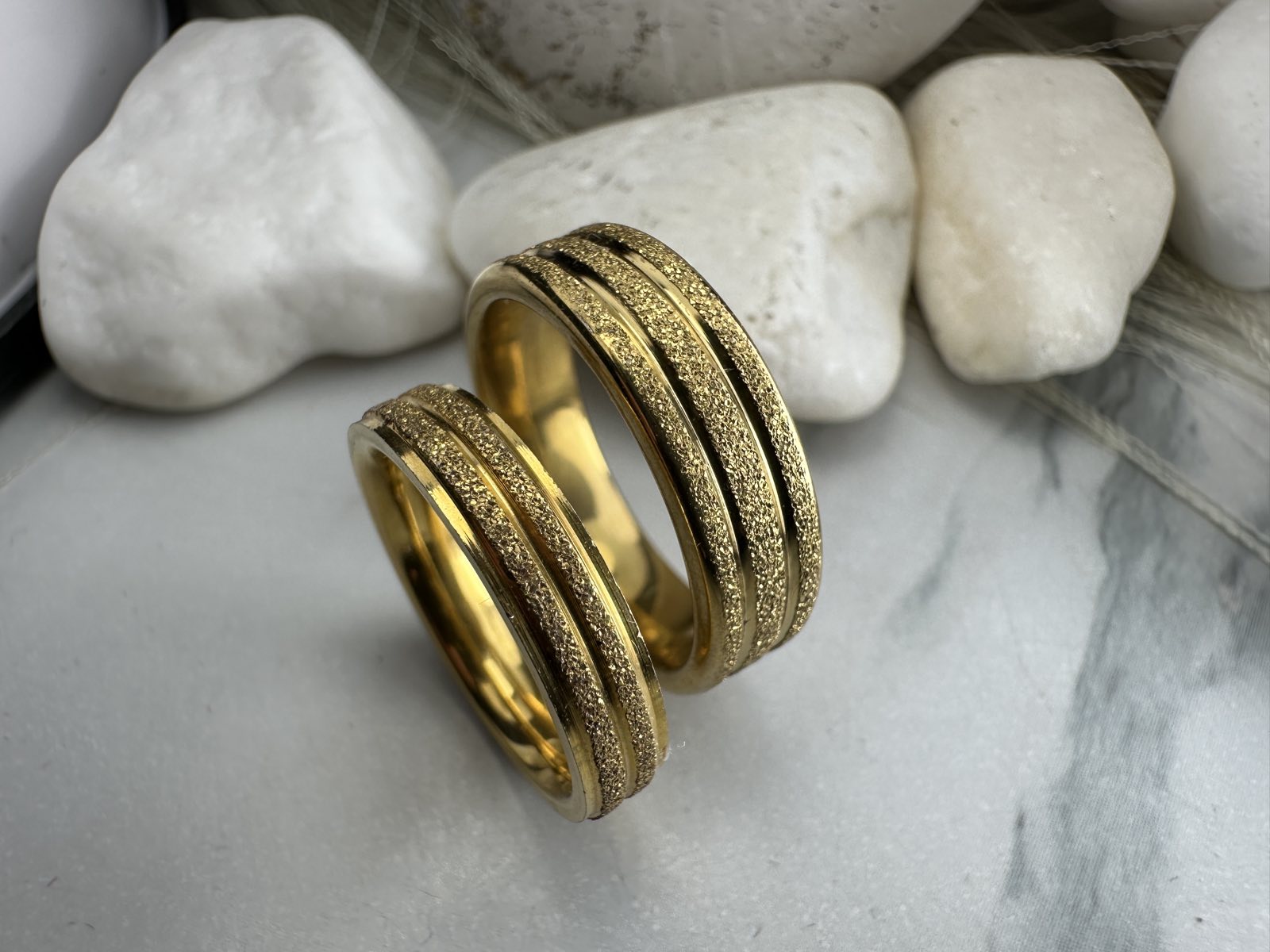 Χρυσές Βέρες Γάμου από Ανοξείδωτο Ατσάλι με Ματ Υφή & Γραμμικό Σχέδιο – Υποαλλεργικές & Ανθεκτικές(ΚΩΔ:0110) Χρυσές Βέρες Γάμου από Ανοξείδωτο Ατσάλι με Ματ Υφή & Γραμμικό Σχέδιο – Υποαλλεργικές & Ανθεκτικές(ΚΩΔ:0110)