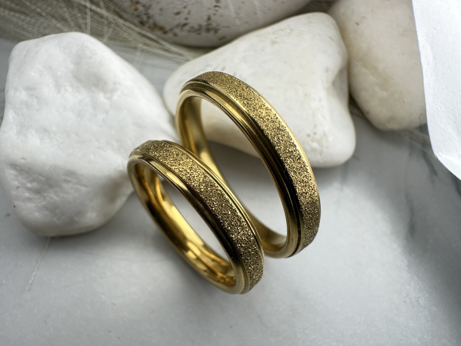 Χρυσές Βέρες από Ατσάλι με Ματ Υφή και Λουστρέ Τελείωμα – Ανθεκτικές & Υποαλλεργικές για Γάμο ή Αρραβώνα(ΚΩΔ:0107) Χρυσές Βέρες από Ατσάλι με Ματ Υφή και Λουστρέ Τελείωμα – Ανθεκτικές & Υποαλλεργικές για Γάμο ή Αρραβώνα(ΚΩΔ:0107)