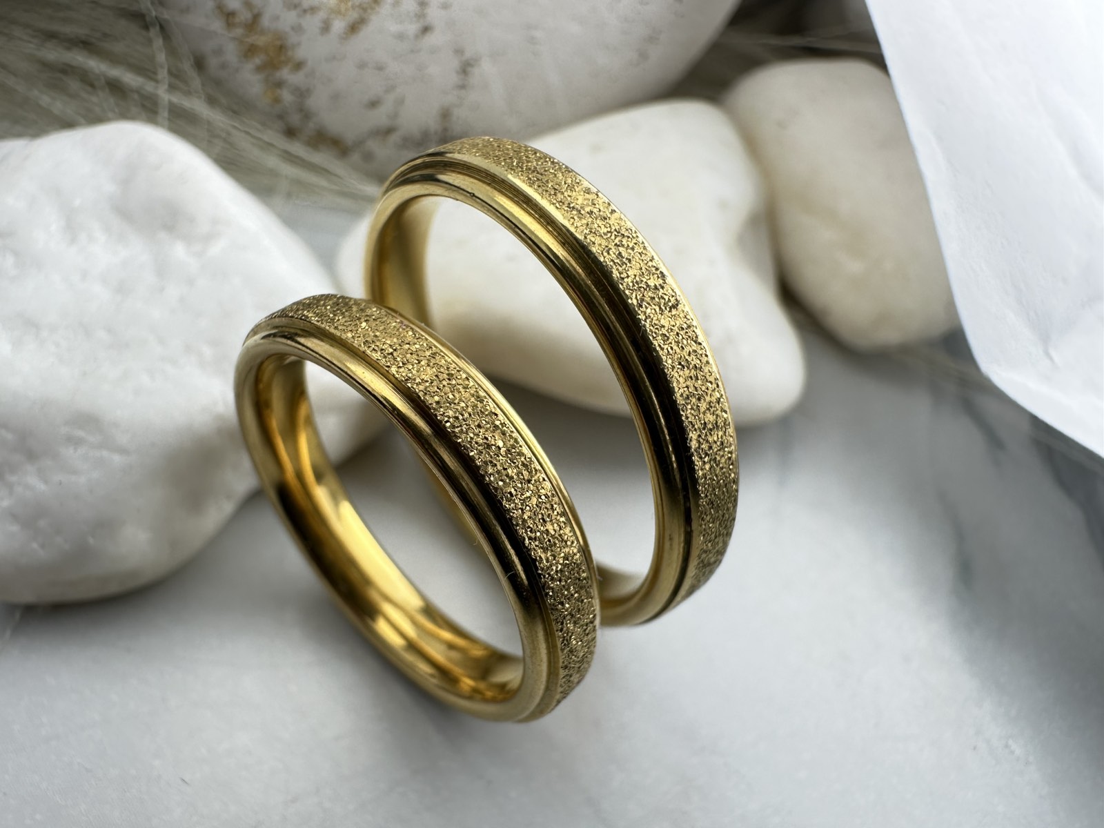 Χρυσές Βέρες από Ατσάλι με Ματ Υφή και Λουστρέ Τελείωμα – Ανθεκτικές & Υποαλλεργικές για Γάμο ή Αρραβώνα(ΚΩΔ:0107) Χρυσές Βέρες από Ατσάλι με Ματ Υφή και Λουστρέ Τελείωμα – Ανθεκτικές & Υποαλλεργικές για Γάμο ή Αρραβώνα(ΚΩΔ:0107)