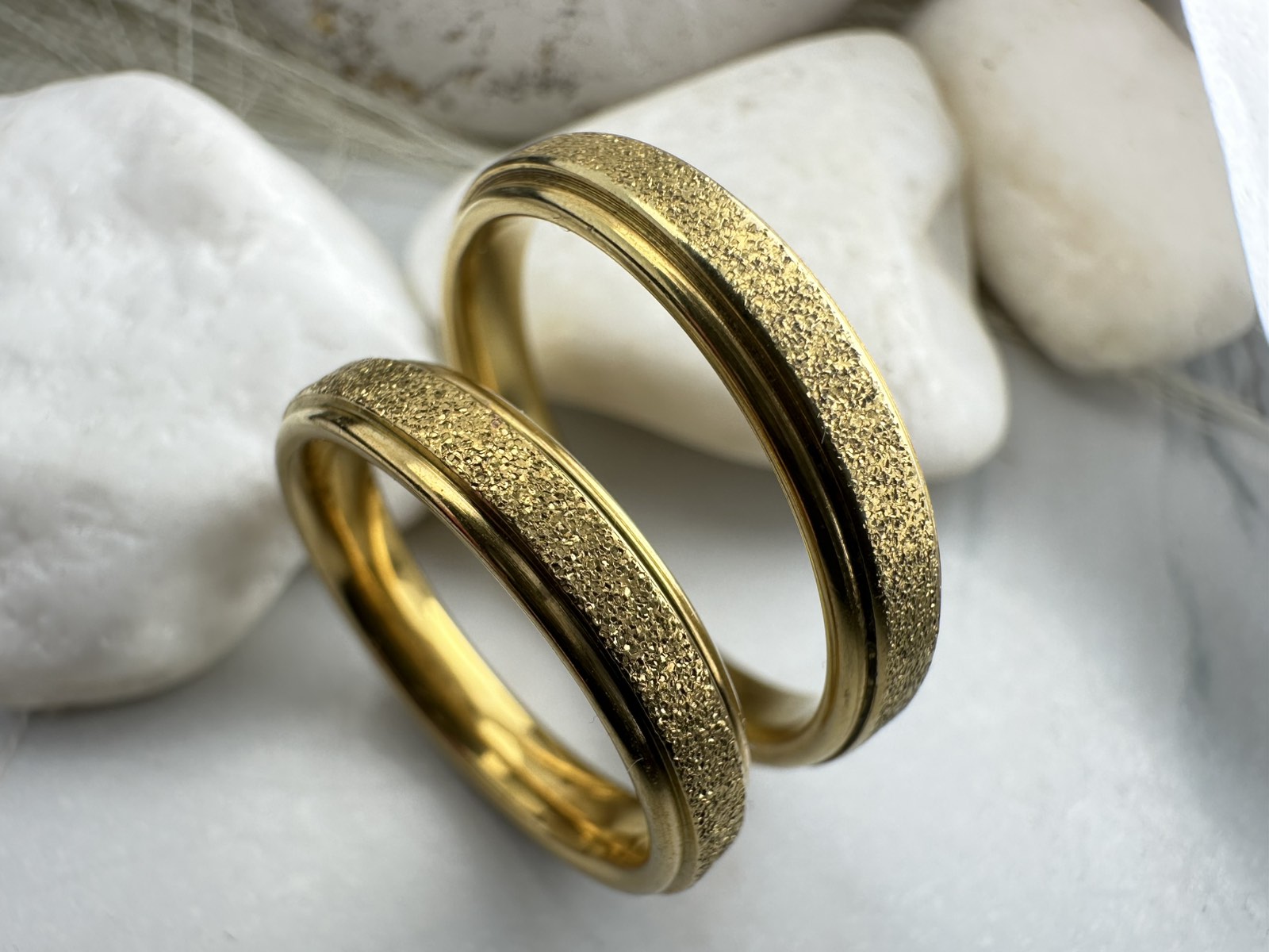 Χρυσές Βέρες από Ατσάλι με Ματ Υφή και Λουστρέ Τελείωμα – Ανθεκτικές & Υποαλλεργικές για Γάμο ή Αρραβώνα(ΚΩΔ:0107) Χρυσές Βέρες από Ατσάλι με Ματ Υφή και Λουστρέ Τελείωμα – Ανθεκτικές & Υποαλλεργικές για Γάμο ή Αρραβώνα(ΚΩΔ:0107)