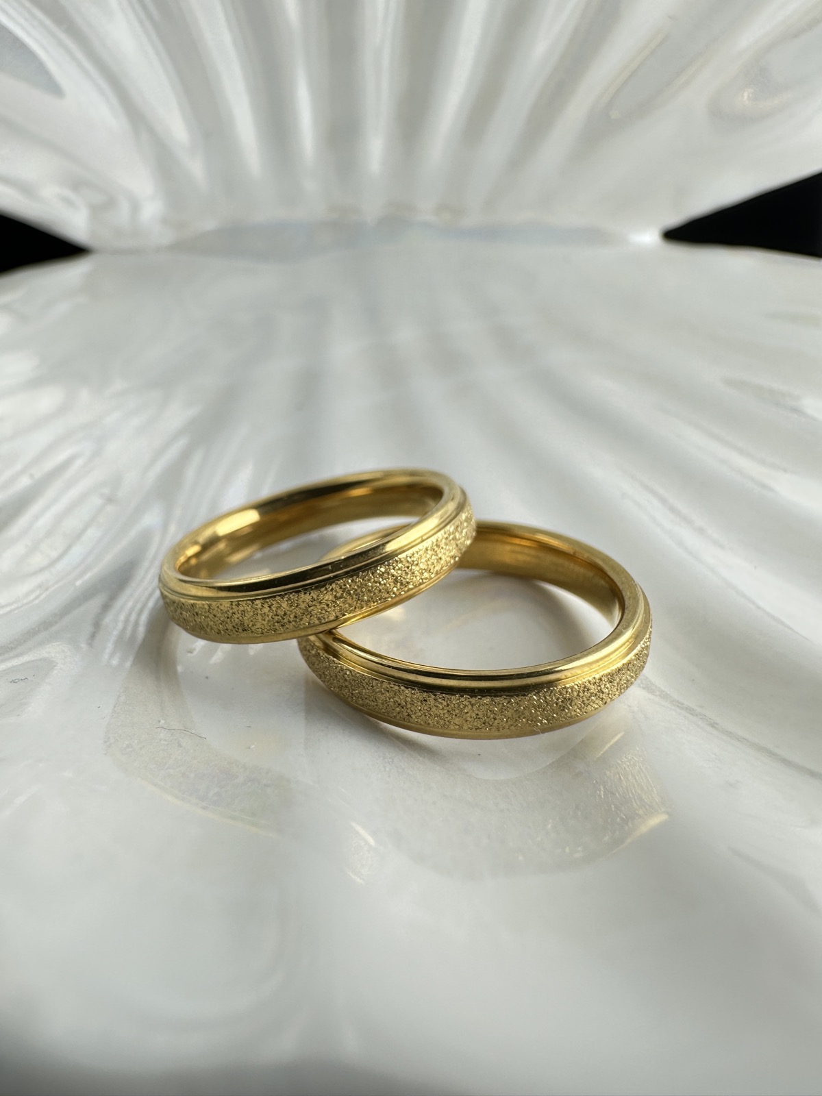 Χρυσές Βέρες από Ατσάλι με Ματ Υφή και Λουστρέ Τελείωμα – Ανθεκτικές & Υποαλλεργικές για Γάμο ή Αρραβώνα(ΚΩΔ:0107) Χρυσές Βέρες από Ατσάλι με Ματ Υφή και Λουστρέ Τελείωμα – Ανθεκτικές & Υποαλλεργικές για Γάμο ή Αρραβώνα(ΚΩΔ:0107)