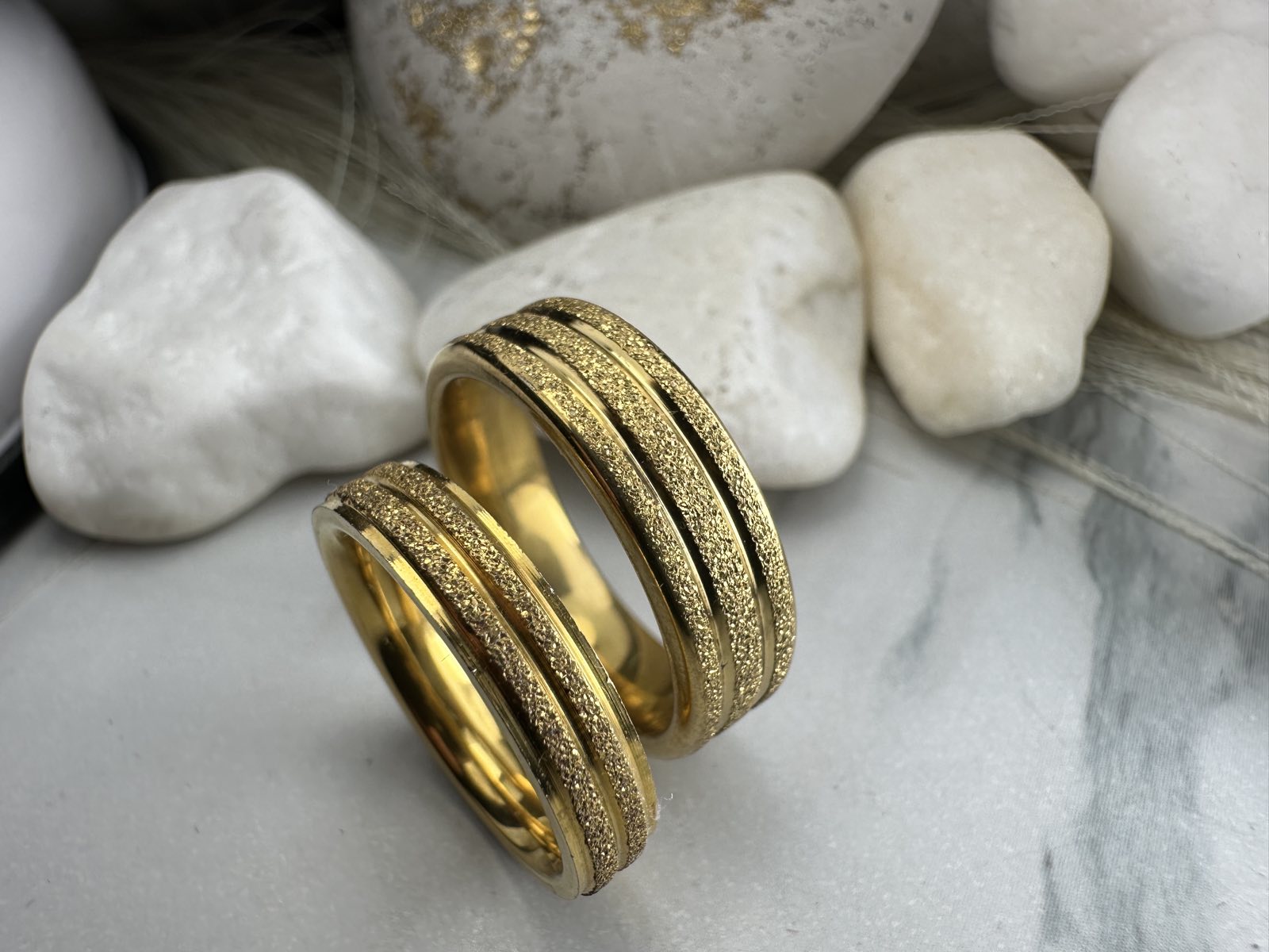 Χρυσές Βέρες Γάμου από Ανοξείδωτο Ατσάλι με Ματ Υφή & Γραμμικό Σχέδιο – Υποαλλεργικές & Ανθεκτικές(ΚΩΔ:0110) Χρυσές Βέρες Γάμου από Ανοξείδωτο Ατσάλι με Ματ Υφή & Γραμμικό Σχέδιο – Υποαλλεργικές & Ανθεκτικές(ΚΩΔ:0110)