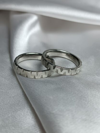 Pair of wedding rings with sagre finish (CODE:0102)