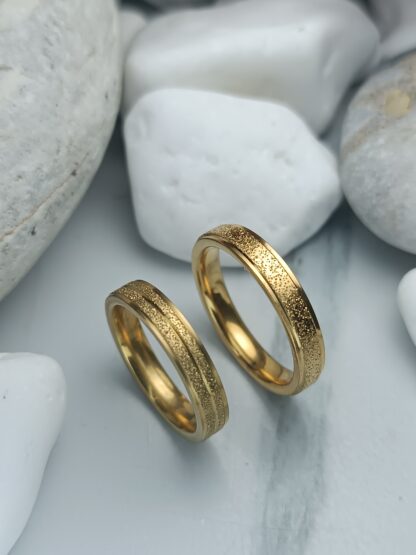 Pair of gold-colored polished steel wedding rings (CODE: 0106)