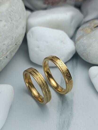 Pair of gold-colored polished steel wedding rings (CODE: 0106)