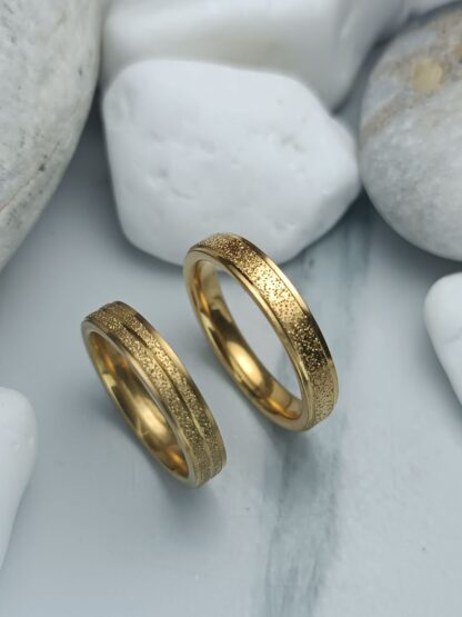 Pair of gold-colored polished steel wedding rings (CODE: 0106)