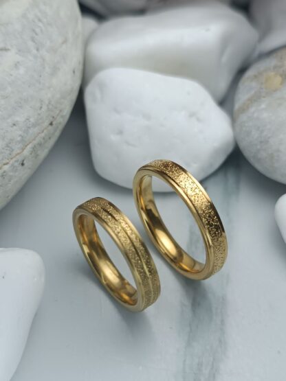 Pair of gold-colored polished steel wedding rings (CODE: 0106)