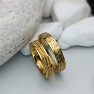 Pair of gold-colored polished steel wedding rings (CODE: 0106)