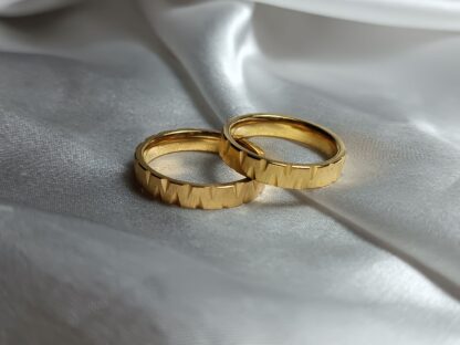 Pair of wedding rings with sagre finish (CODE:0103)