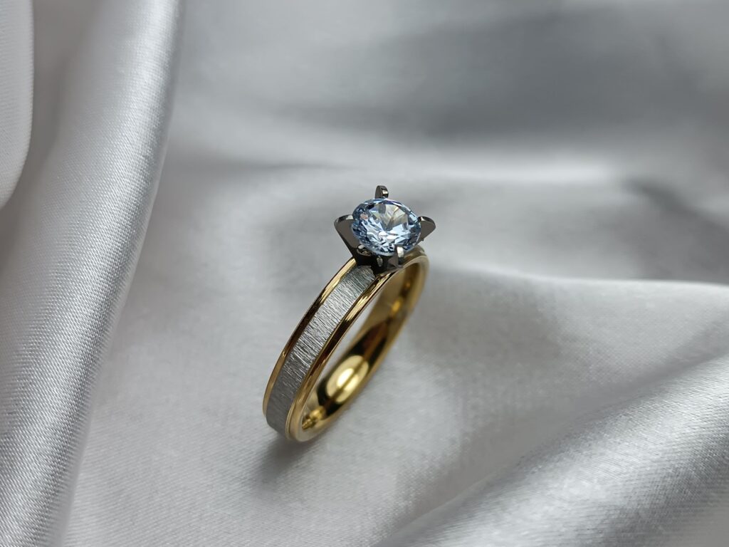 «Πώς να Φροντίζεις Σωστά τα Κοσμήματά σου Ανάλογα με το Υλικό τους: Ο Απόλυτος Οδηγός»