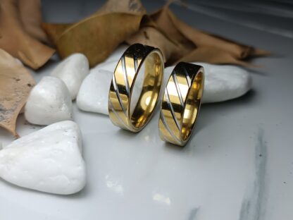Pair of wedding rings with a glossy finish (CODE:52522)