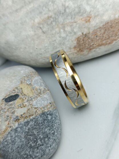 Ring with a matte finish and glaze on the edges (CODE: 14125)