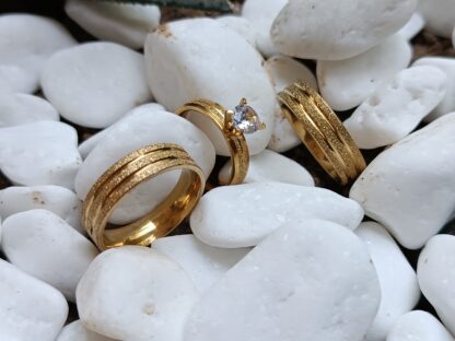 Pair of wedding rings together with a single stone of polished steel and sagre (CODE: 7502)