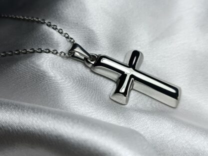 Stainless steel cross with shiny surface and chain (CODE: 2521)