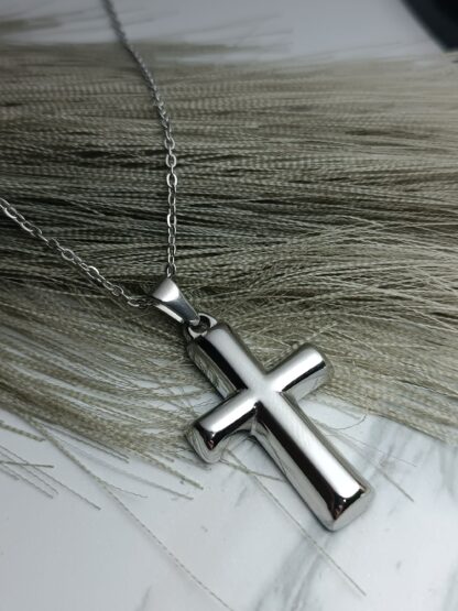 Stainless steel cross with shiny surface and chain (CODE: 2521)