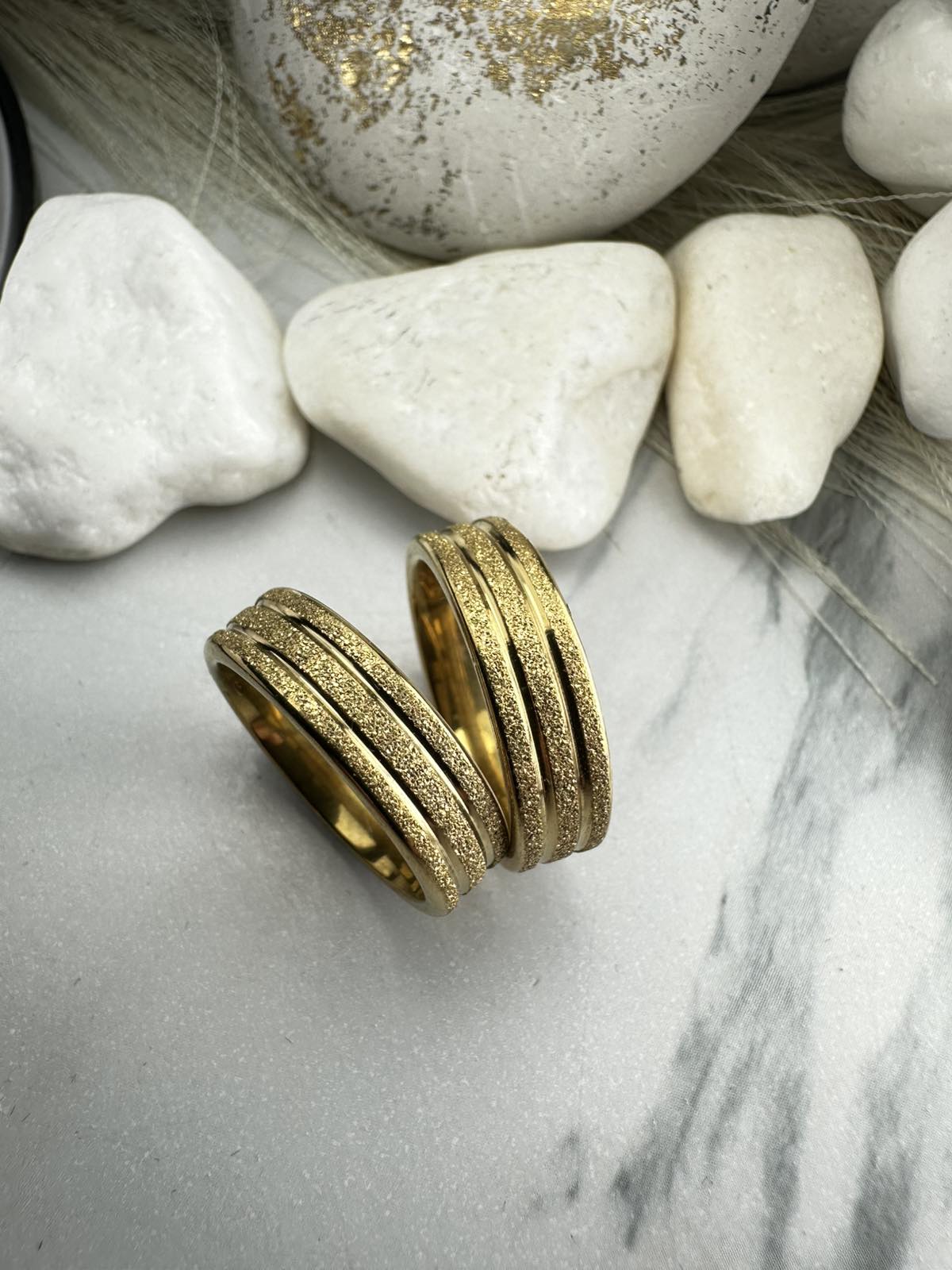 Χρυσές Βέρες από Ατσάλι με Τριπλό Ανάγλυφο Σχέδιο – Ανθεκτικές, Μοντέρνες & Υποαλλεργικές (ΚΩΔ:85833) Χρυσές Βέρες από Ατσάλι με Τριπλό Ανάγλυφο Σχέδιο – Ανθεκτικές, Μοντέρνες & Υποαλλεργικές (ΚΩΔ:85833)