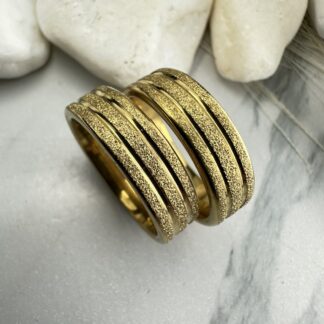 Χρυσές Βέρες από Ατσάλι με Τριπλό Ανάγλυφο Σχέδιο – Ανθεκτικές, Μοντέρνες & Υποαλλεργικές (ΚΩΔ:85833) Χρυσές Βέρες από Ατσάλι με Τριπλό Ανάγλυφο Σχέδιο – Ανθεκτικές, Μοντέρνες & Υποαλλεργικές (ΚΩΔ:85833)