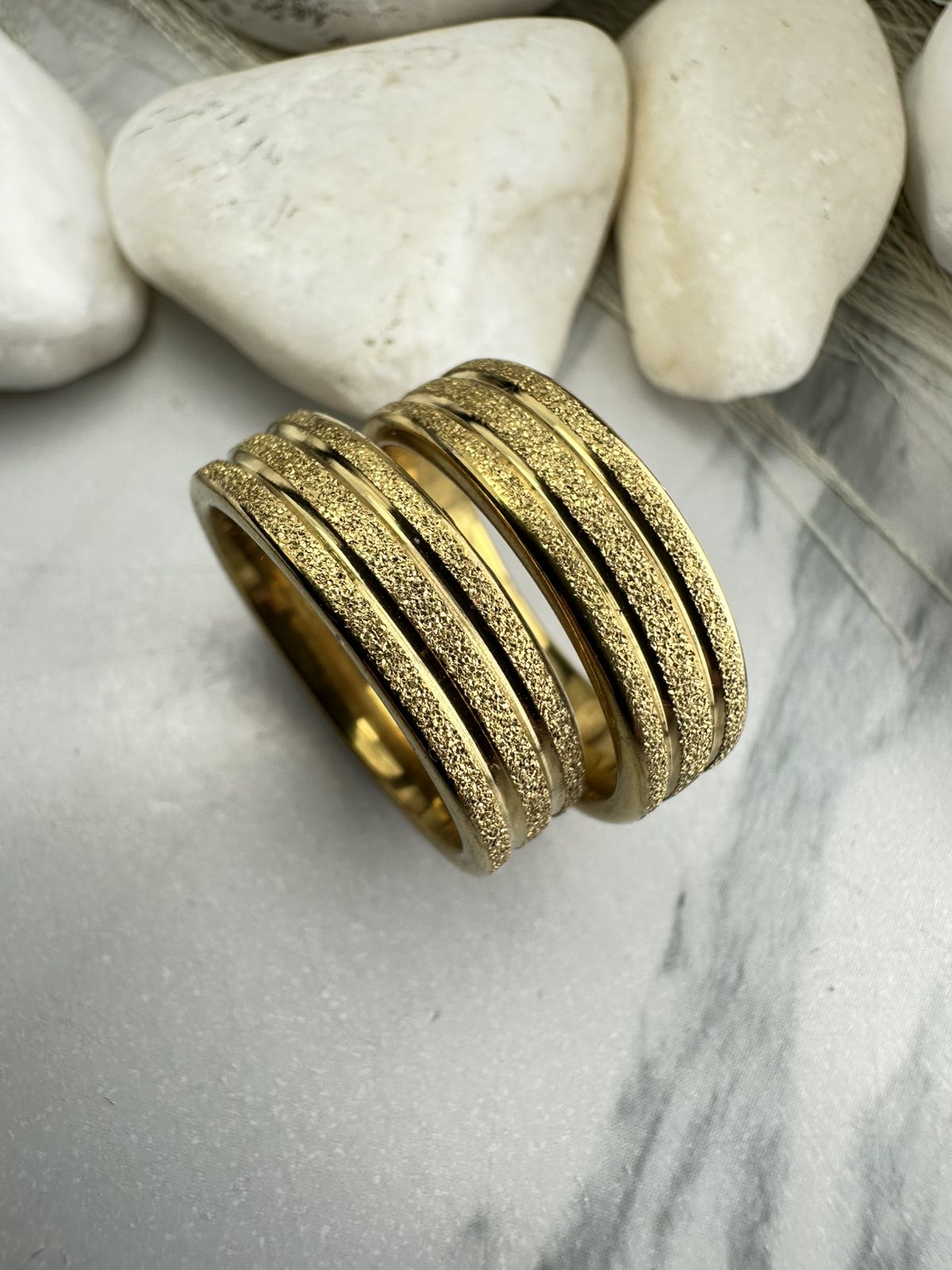 Χρυσές Βέρες από Ατσάλι με Τριπλό Ανάγλυφο Σχέδιο – Ανθεκτικές, Μοντέρνες & Υποαλλεργικές (ΚΩΔ:85833) Χρυσές Βέρες από Ατσάλι με Τριπλό Ανάγλυφο Σχέδιο – Ανθεκτικές, Μοντέρνες & Υποαλλεργικές (ΚΩΔ:85833)