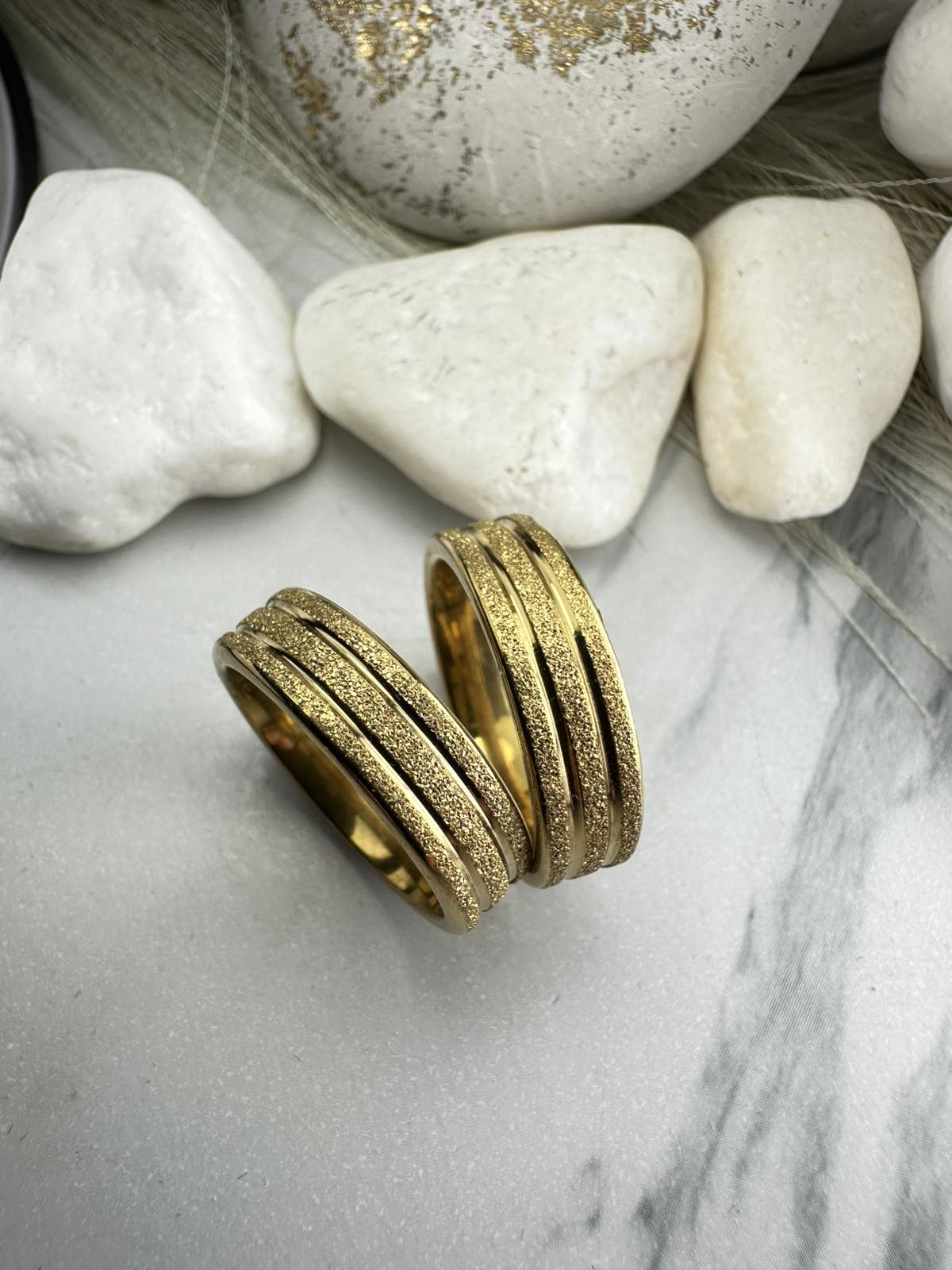 Χρυσές Βέρες από Ατσάλι με Τριπλό Ανάγλυφο Σχέδιο – Ανθεκτικές, Μοντέρνες & Υποαλλεργικές (ΚΩΔ:85833) Χρυσές Βέρες από Ατσάλι με Τριπλό Ανάγλυφο Σχέδιο – Ανθεκτικές, Μοντέρνες & Υποαλλεργικές (ΚΩΔ:85833)