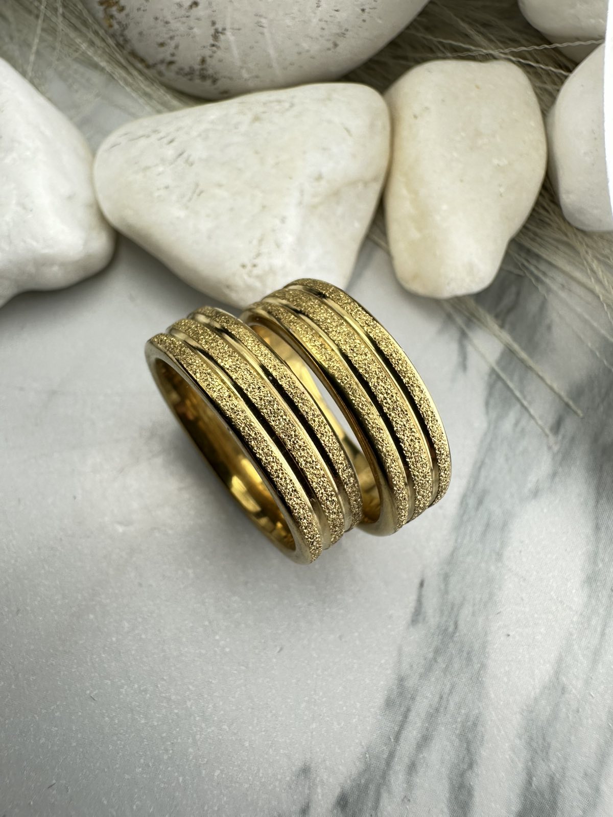 Χρυσές Βέρες από Ατσάλι με Τριπλό Ανάγλυφο Σχέδιο – Ανθεκτικές, Μοντέρνες & Υποαλλεργικές (ΚΩΔ:85833) Χρυσές Βέρες από Ατσάλι με Τριπλό Ανάγλυφο Σχέδιο – Ανθεκτικές, Μοντέρνες & Υποαλλεργικές (ΚΩΔ:85833)