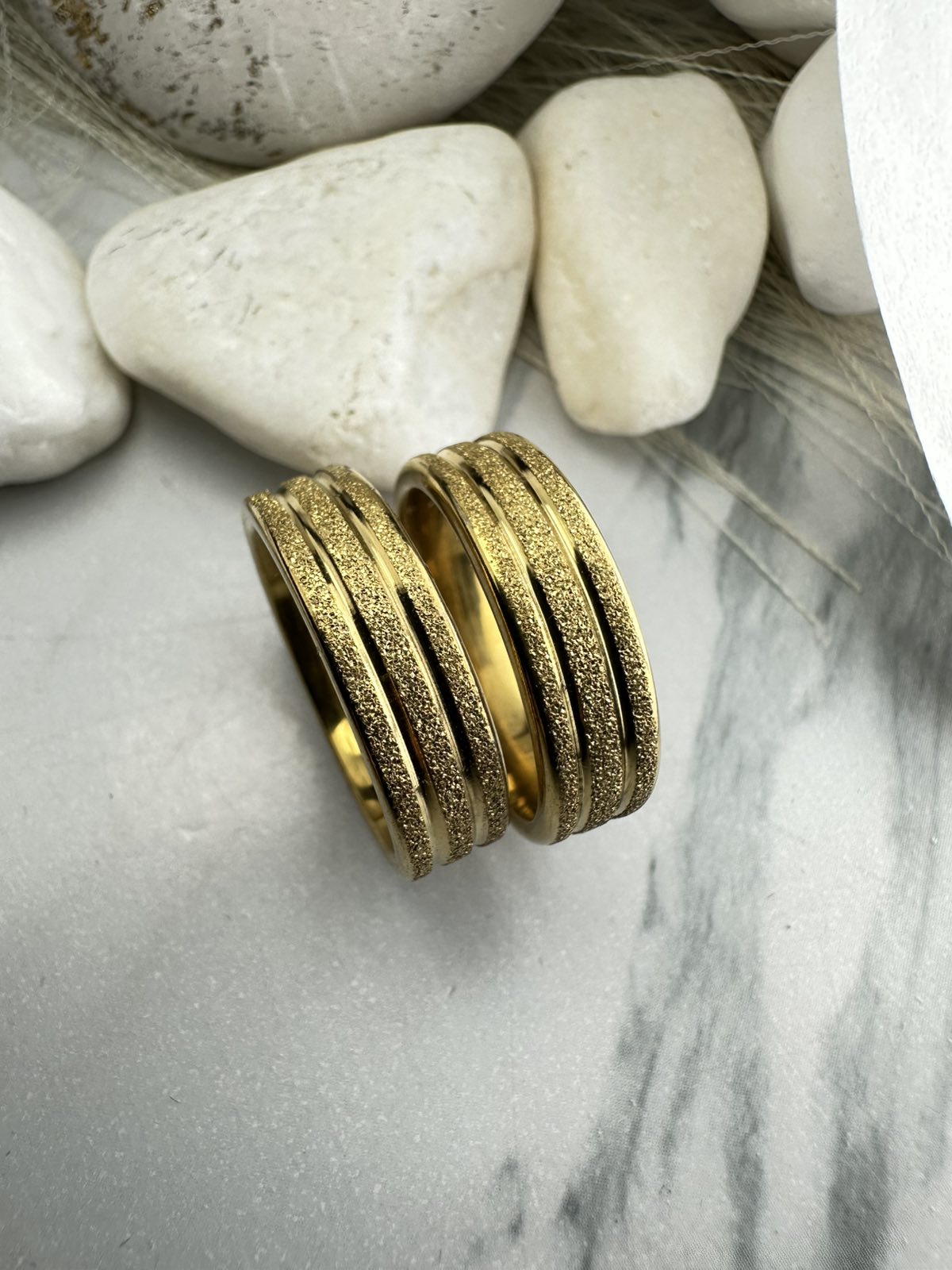 Χρυσές Βέρες από Ατσάλι με Τριπλό Ανάγλυφο Σχέδιο – Ανθεκτικές, Μοντέρνες & Υποαλλεργικές (ΚΩΔ:85833) Χρυσές Βέρες από Ατσάλι με Τριπλό Ανάγλυφο Σχέδιο – Ανθεκτικές, Μοντέρνες & Υποαλλεργικές (ΚΩΔ:85833)