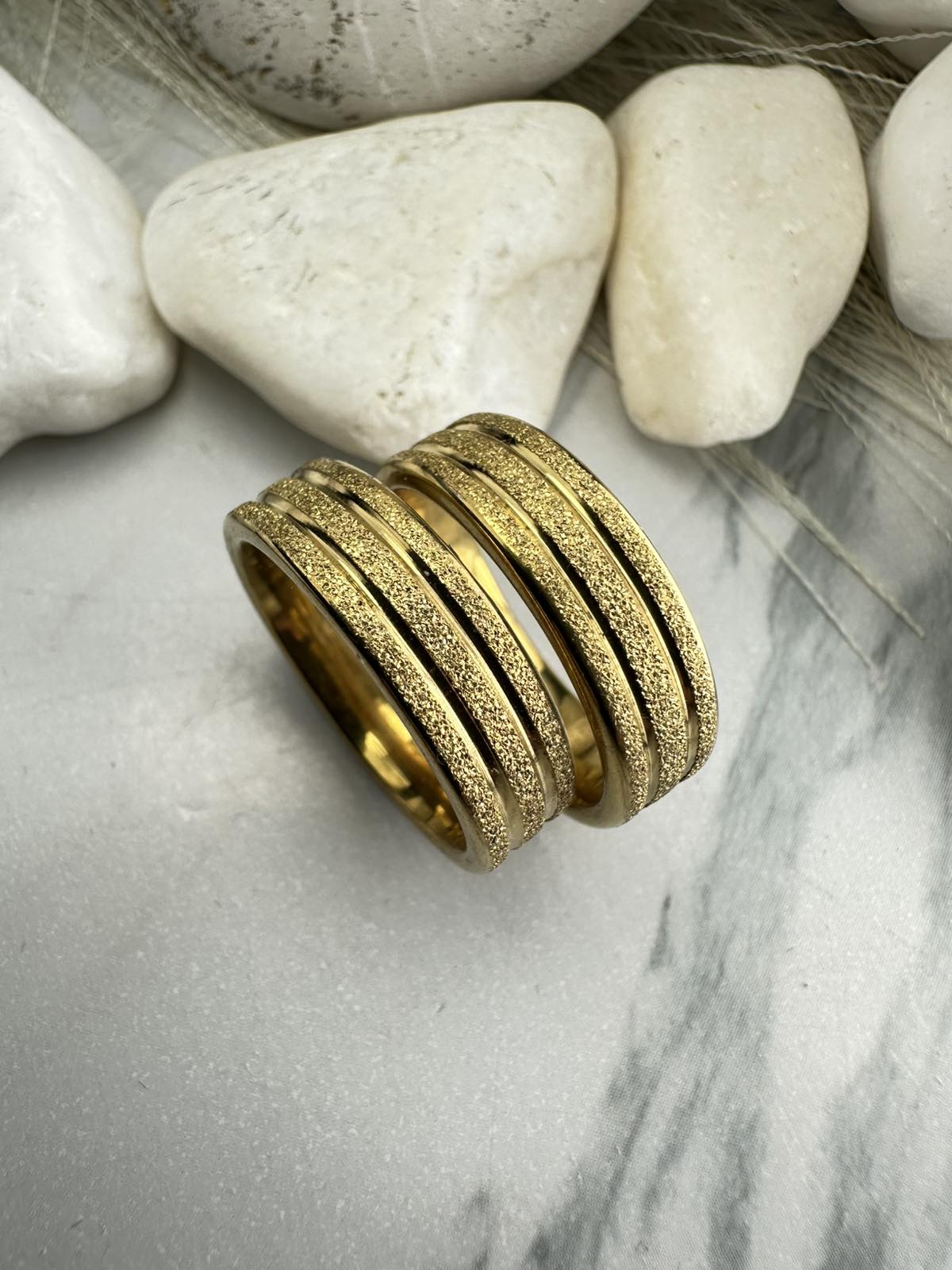 Χρυσές Βέρες από Ατσάλι με Τριπλό Ανάγλυφο Σχέδιο – Ανθεκτικές, Μοντέρνες & Υποαλλεργικές (ΚΩΔ:85833) Χρυσές Βέρες από Ατσάλι με Τριπλό Ανάγλυφο Σχέδιο – Ανθεκτικές, Μοντέρνες & Υποαλλεργικές (ΚΩΔ:85833)