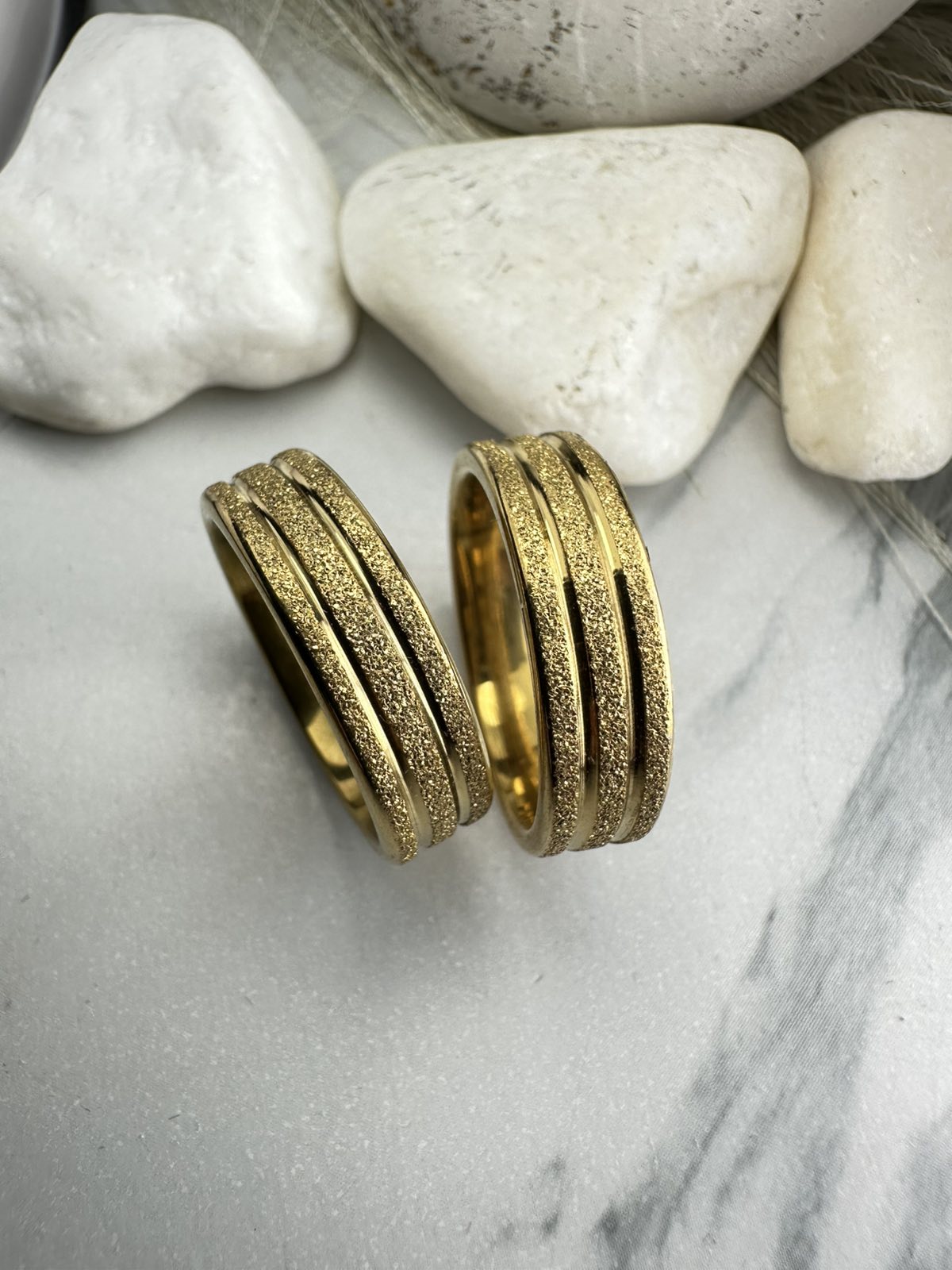 Χρυσές Βέρες από Ατσάλι με Τριπλό Ανάγλυφο Σχέδιο – Ανθεκτικές, Μοντέρνες & Υποαλλεργικές (ΚΩΔ:85833) Χρυσές Βέρες από Ατσάλι με Τριπλό Ανάγλυφο Σχέδιο – Ανθεκτικές, Μοντέρνες & Υποαλλεργικές (ΚΩΔ:85833)