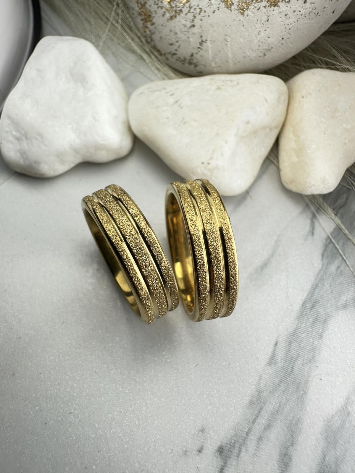 Χρυσές Βέρες από Ατσάλι με Τριπλό Ανάγλυφο Σχέδιο – Ανθεκτικές, Μοντέρνες & Υποαλλεργικές (ΚΩΔ:85833) Χρυσές Βέρες από Ατσάλι με Τριπλό Ανάγλυφο Σχέδιο – Ανθεκτικές, Μοντέρνες & Υποαλλεργικές (ΚΩΔ:85833)