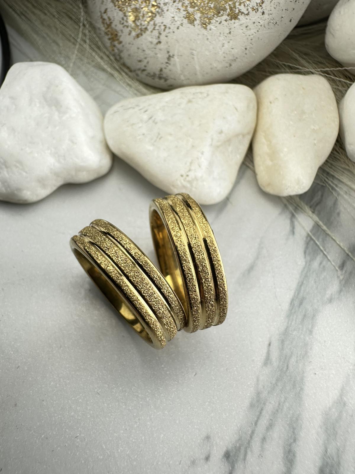 Χρυσές Βέρες από Ατσάλι με Τριπλό Ανάγλυφο Σχέδιο – Ανθεκτικές, Μοντέρνες & Υποαλλεργικές (ΚΩΔ:85833) Χρυσές Βέρες από Ατσάλι με Τριπλό Ανάγλυφο Σχέδιο – Ανθεκτικές, Μοντέρνες & Υποαλλεργικές (ΚΩΔ:85833)