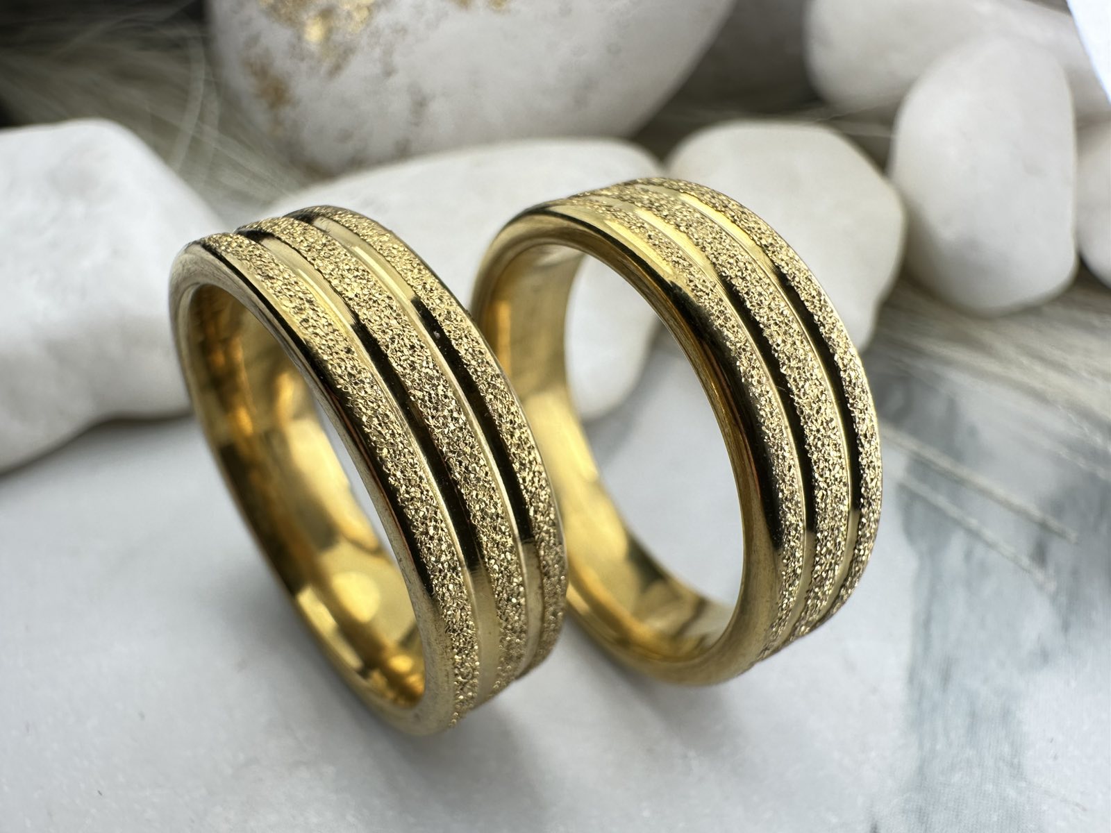 Χρυσές Βέρες από Ατσάλι με Τριπλό Ανάγλυφο Σχέδιο – Ανθεκτικές, Μοντέρνες & Υποαλλεργικές (ΚΩΔ:85833) Χρυσές Βέρες από Ατσάλι με Τριπλό Ανάγλυφο Σχέδιο – Ανθεκτικές, Μοντέρνες & Υποαλλεργικές (ΚΩΔ:85833)