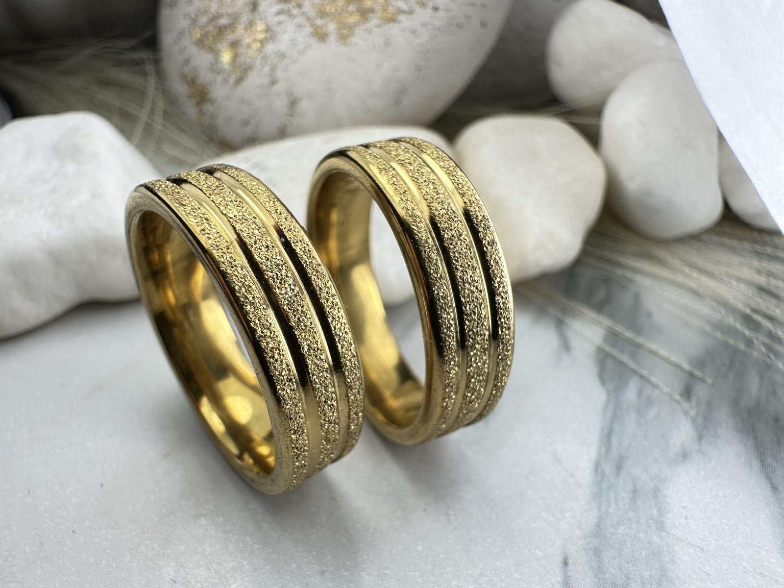 Χρυσές Βέρες από Ατσάλι με Τριπλό Ανάγλυφο Σχέδιο – Ανθεκτικές, Μοντέρνες & Υποαλλεργικές (ΚΩΔ:85833) Χρυσές Βέρες από Ατσάλι με Τριπλό Ανάγλυφο Σχέδιο – Ανθεκτικές, Μοντέρνες & Υποαλλεργικές (ΚΩΔ:85833)