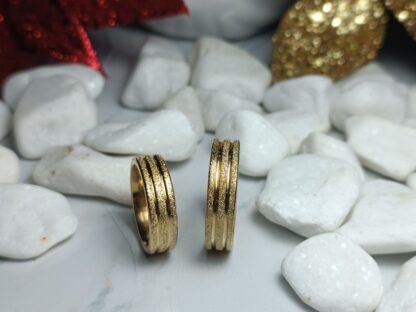 Pair of gold-colored polished steel wedding rings (CODE: 85833)