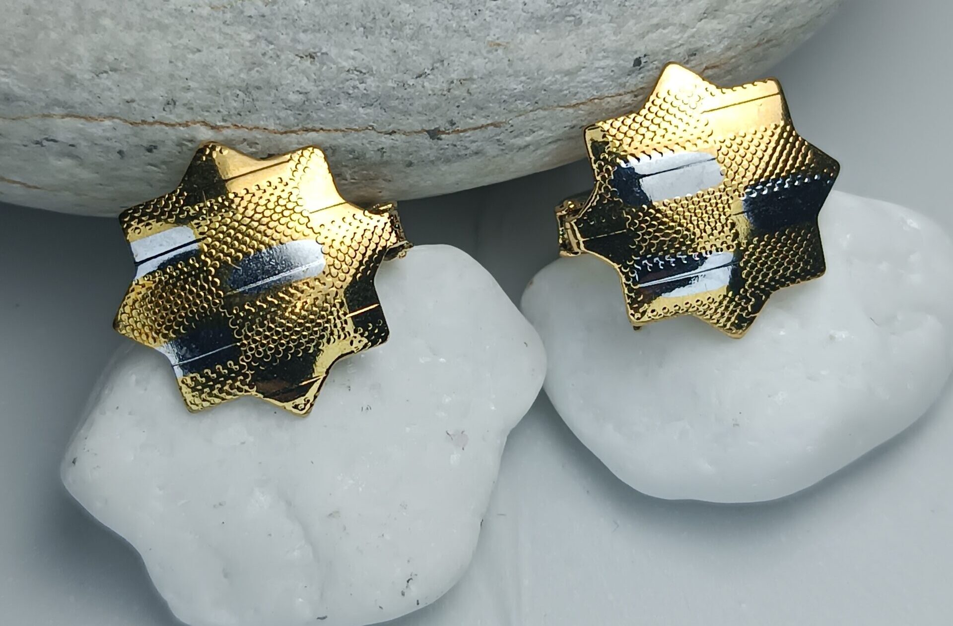 «Οι Μυστικοί Κώδικες των Κοσμημάτων: Πώς τα Κοσμήματα Χρησιμοποιούνταν ως Μέσο Επικοινωνίας στην Ιστορία»