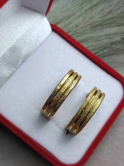 Pair of textured gold wedding rings (CODE:85833)