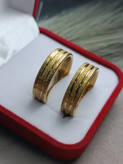 Pair of textured gold wedding rings (CODE:85833)