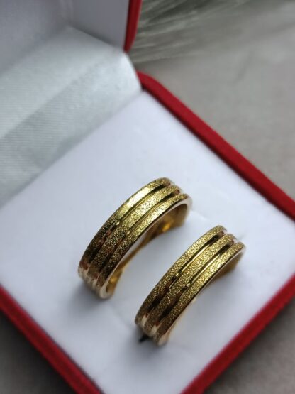 Pair of textured gold wedding rings (CODE:85833)